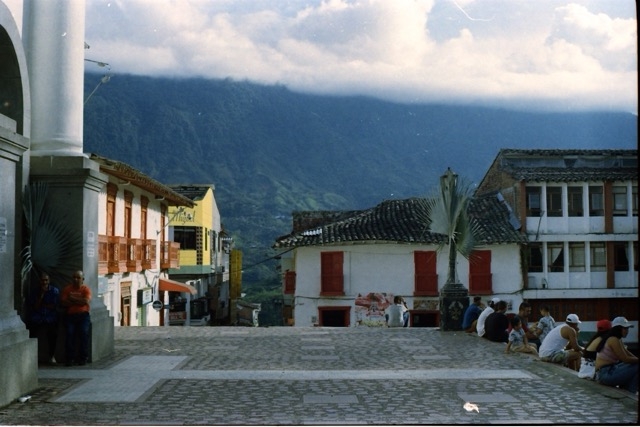 Aquí la vida no corre, se sienta. Jacobo Corzo, Colombia